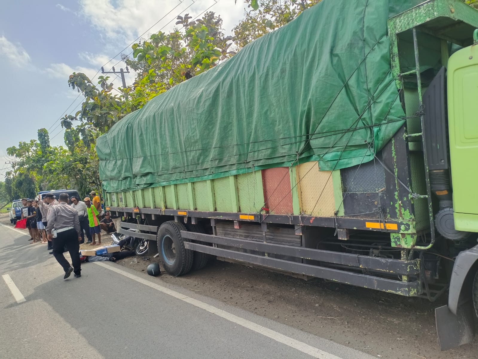 Petugas Satlantas Polres Tuban melakukan evakuasi terhadap korban kecelakaan di jalan Tuban-Widang, Desa Compreng, Kecamatan Widang, kemarin (7/7).