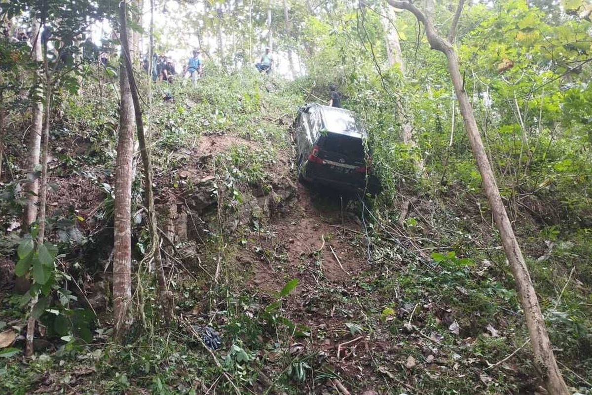 Kondisi mobil yang terjun ke jurang sedalam 50 meter