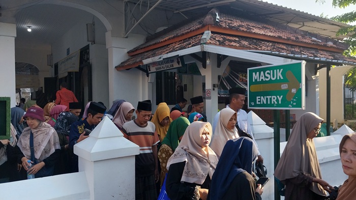 Peziarah berdoa di makam Sunan Bonang untuk ngalap berkah di momen haul waliyullah tersebut.