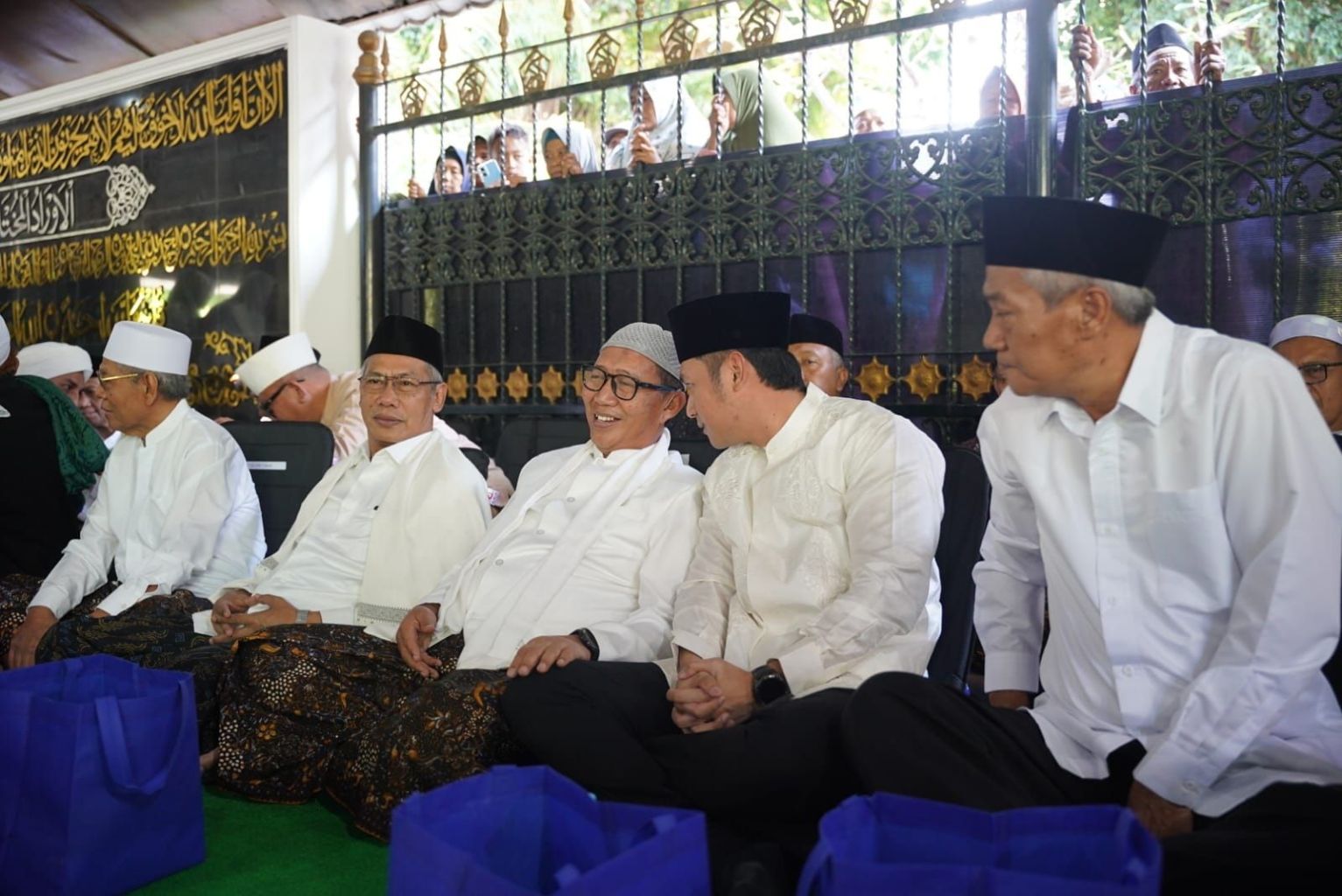 Bupati Tuban Aditya Halindra Faridzky duduk satu majelis dengan Bupati Tuban periode 2011-2021 Fathul Huda di acara tahlil akbar Haul Sunan Bonang, kemarin