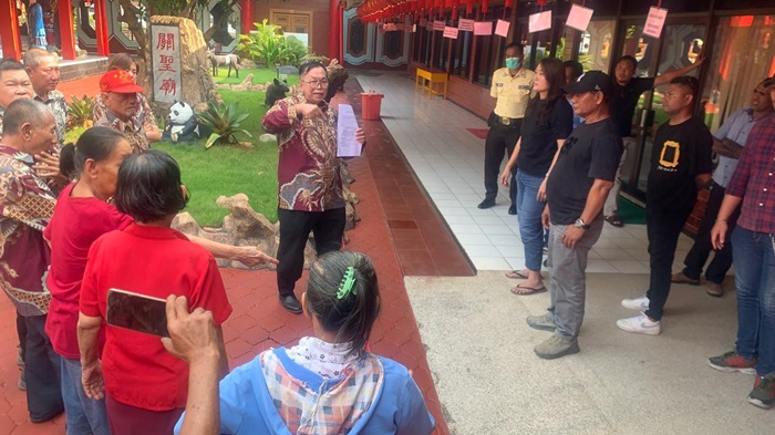 Tjong Ping bersama pengurus-penilik dan umat menyampaikan protes kepada karyawan pengelola TITD Kwan Sing Bio Tuban pada Jumat (11/7) siang.
