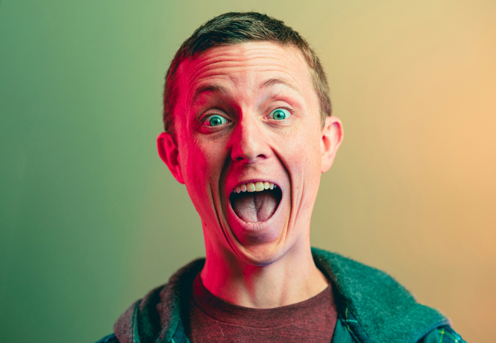 Humor yang menarik bagi perempuan adalah yang cerdas dan empatik.