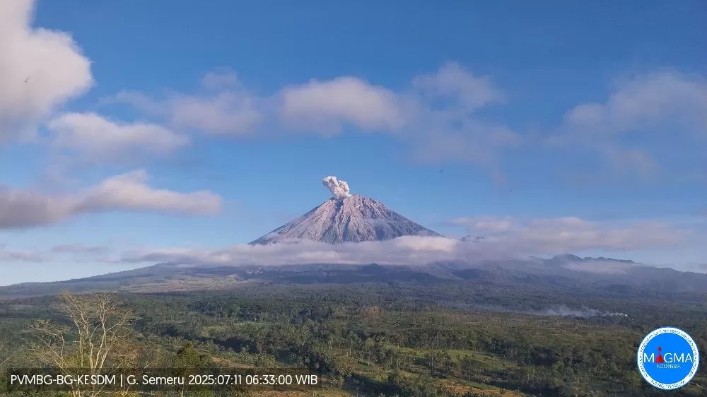 Foto erupsi Gunung Semeru pagi ini.