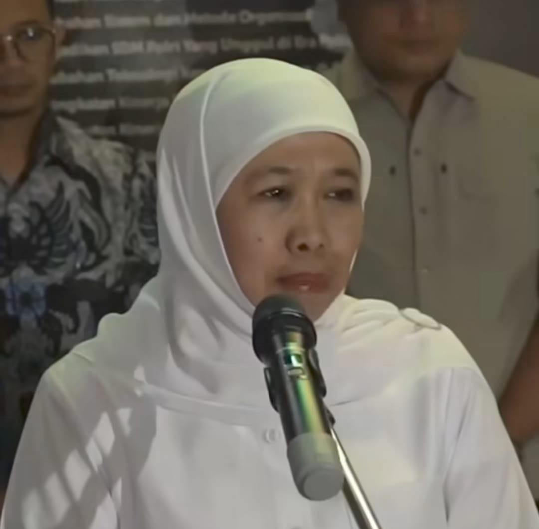 Gubernur Jawa Timur, Khofifah Indar parawansa, saat konferensi pers di Polda Jatim, kamis (10/7)