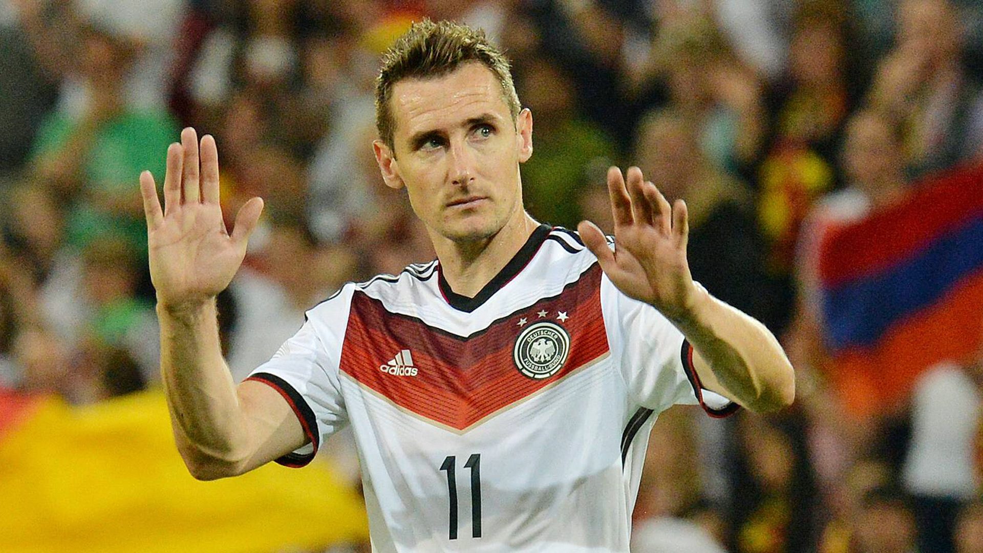 Miroslac Klose, satu dari deertan pemain paling sportif di dunia.