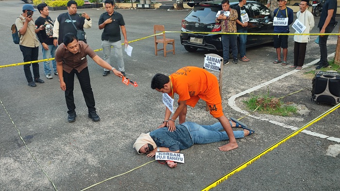 Tersangka Sulthon Farid, 25, pelaku pembunuhan gadis Singgahan menjalani reka adegan rekonstruksi pembunuhan di Halaman Mapolres Tuban, Kamis (10/7).