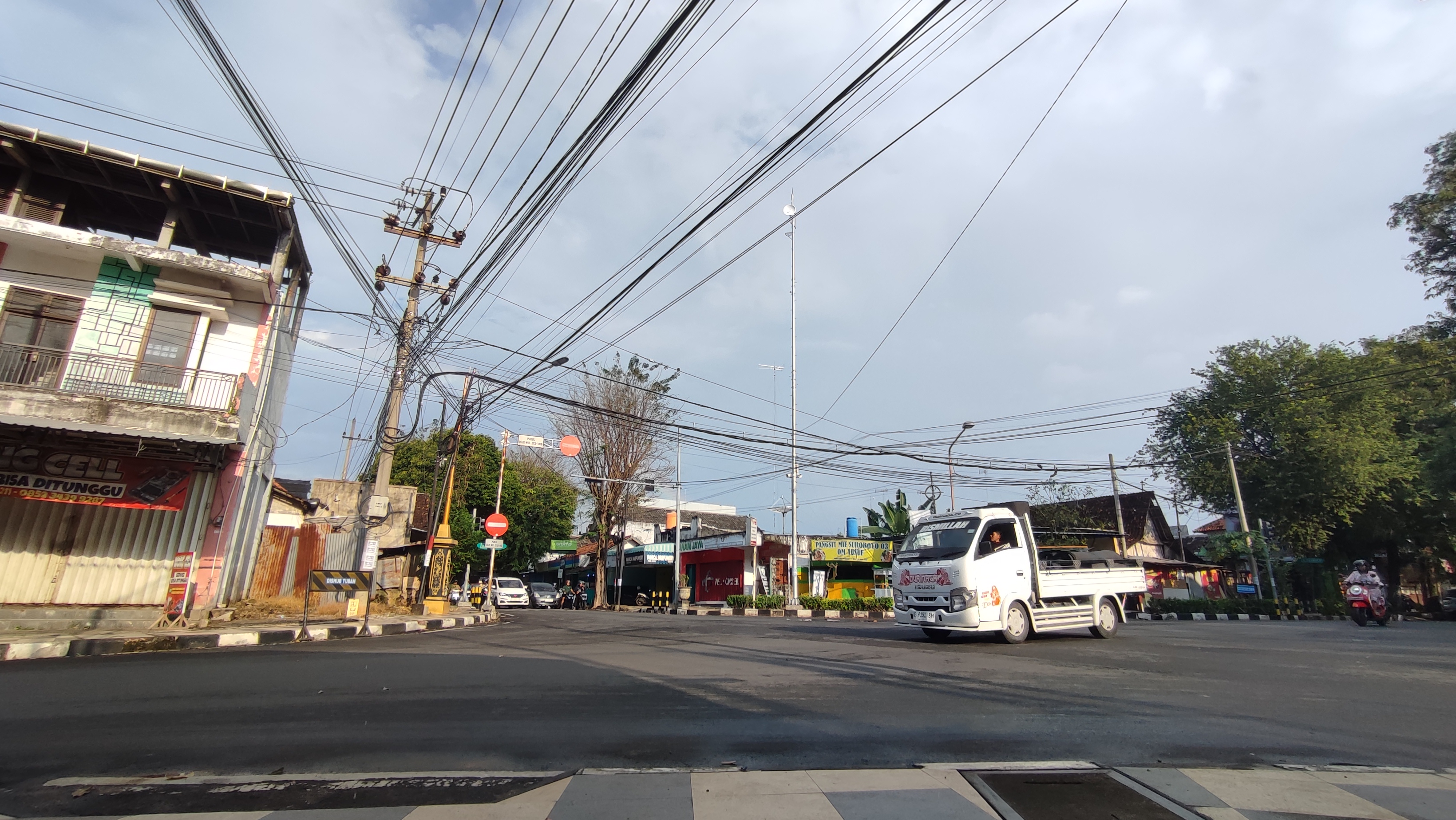 Pemandangan langit di perempatan Jalan Kalijogo Tuban yang dipenuhi kabel-kabel provider, kemarin (13/7).