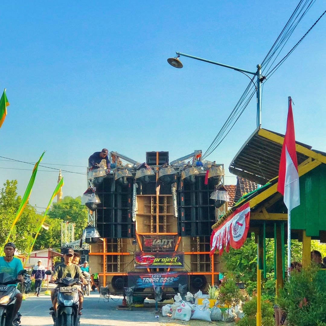 Karnaval sound horeg pada acara peringatan kemerdekaan pada tahun lalu di wilayah Kecamatan Widang.