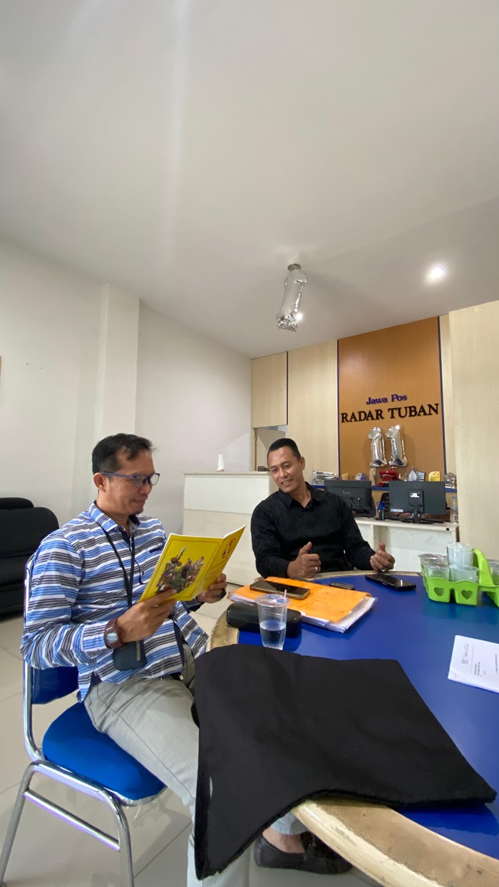 Nang Engki Anom Suseno (kiri) dan Sutanto Wijaya mengekspos perkara gugatan umat kelenteng  di kantor Jawa Pos Radar Tuban, Selasa (15/7).