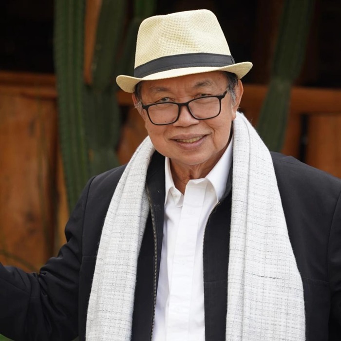 Setiap tampil di publik, Tjong Ping selalu tampil khas dengan topi laken putih dan berkalung sal putih.
