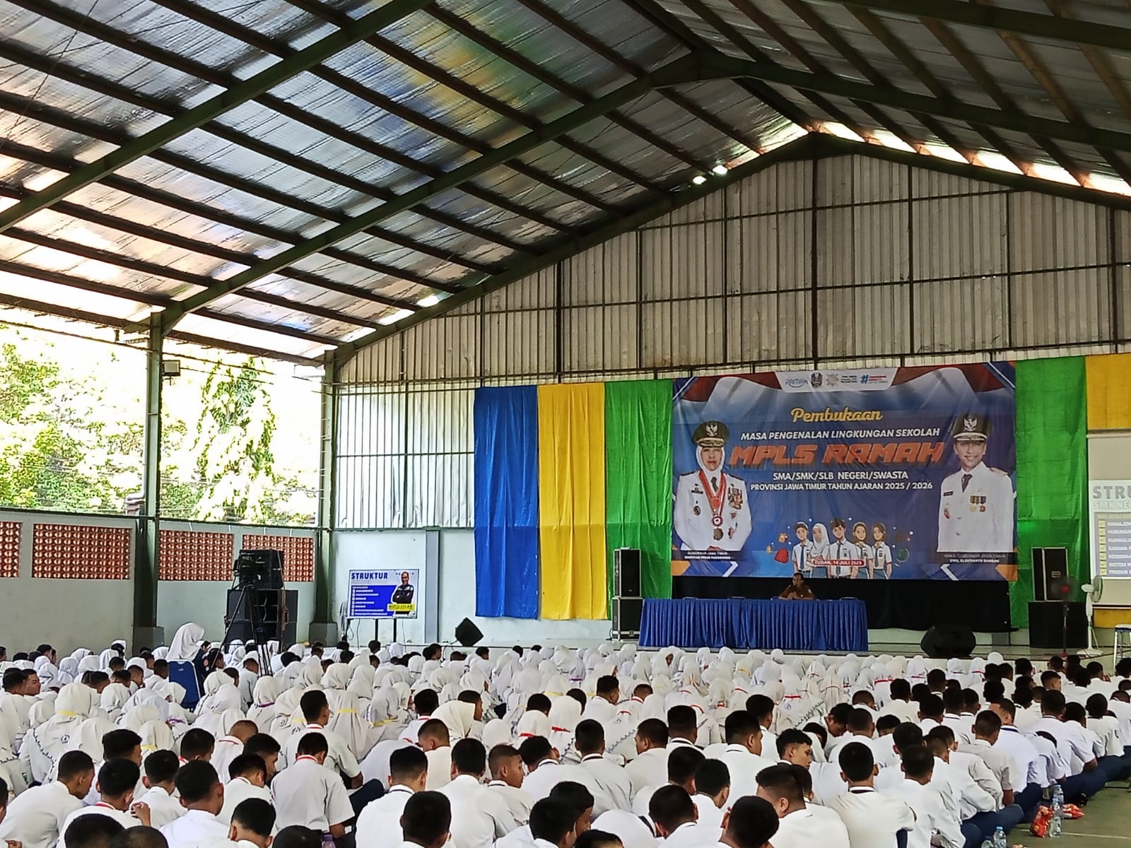 Ratusan peserta didik baru SMKN 1 Tuban yang mengikuti kegiatan hari pertama dengan semangat.