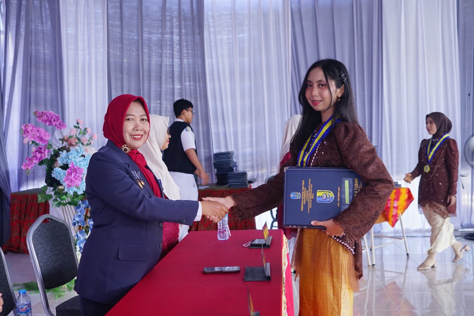 Aisya tampil cantik dalam balutan kebaya saat momen kelulusan SMAN 4 Tuban.