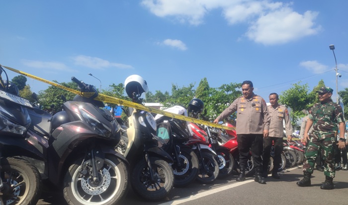 Kendaraan milik pesilat anarkis masih tampak berjejer di halaman Mapolres Tuban.