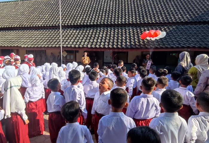 Ibu-ibu wali murid peserta didik baru tampak ikut berbaris dengan anak-anaknya di hari pertama masuk sekolah tahun ajaran baru 2025/2026 di SDN Rengel 1, ke