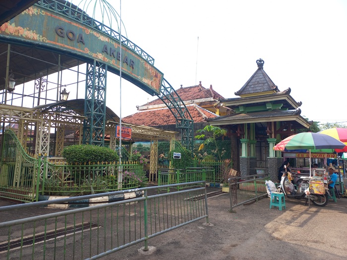 Destinasi wisata Goa Akbar tampak lengang di akhir pekan lalu.