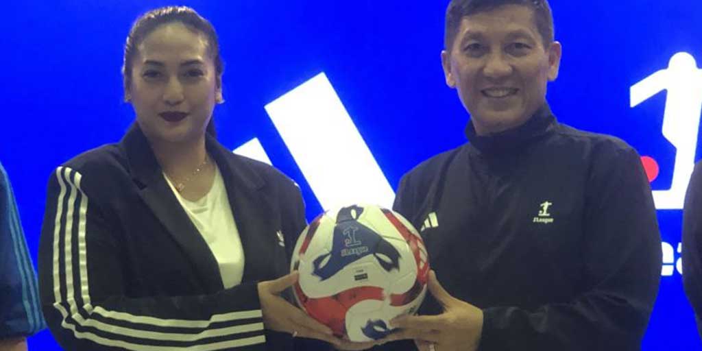 Bola resmi untuk Super League dan Championship musim depan, di Kantor LIB, Jakarta, Selasa (15/7).
