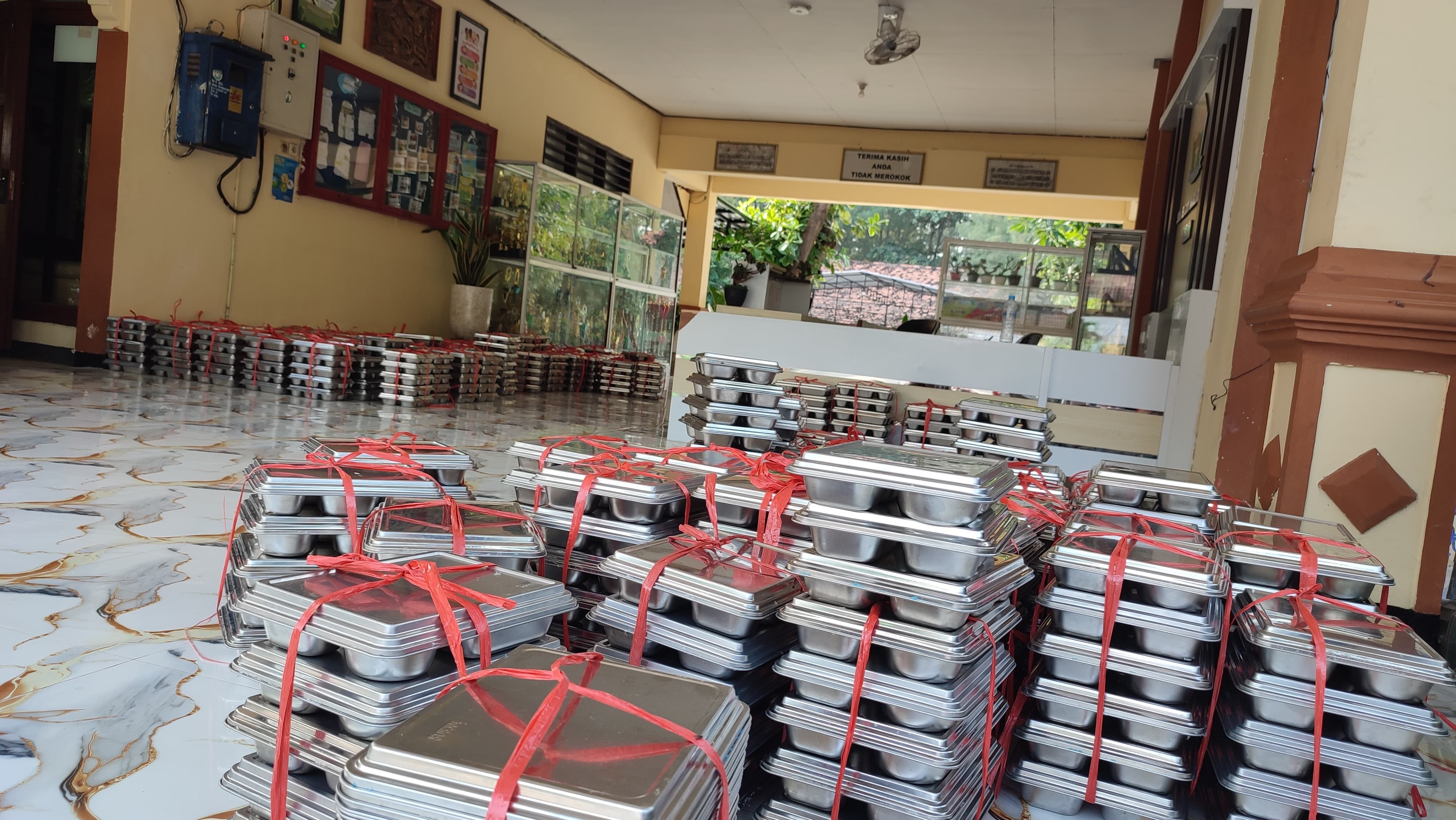 Video viral MBG berbelatung di Tuban picu klarifikasi dari sekolah dan aparat, pihak penyedia makanan belum beri penjelasan resmi.