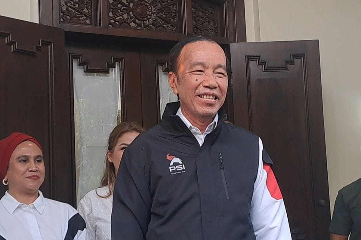 Rebranding PSI ditandai dengan pemberian jaket ke Jokowi, logo gajah jadi simbol babak baru partai anak muda.