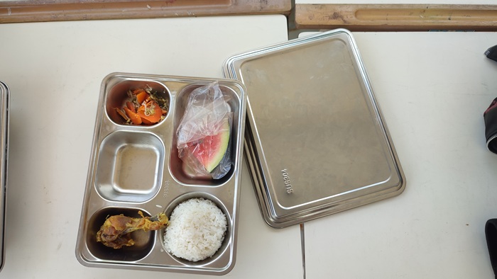 Menu MBG hari ketiga masih tampak utuh tidak dihabiskan siswa, kemarin (16/7).