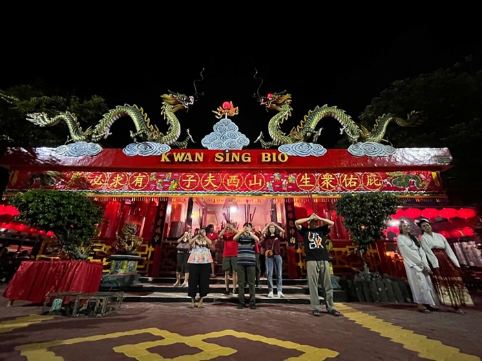 Umat tri dharma sembahyang khusuk di altar TITD Kwan Sing Bio Tuban pada Kamis (17/7) malam.