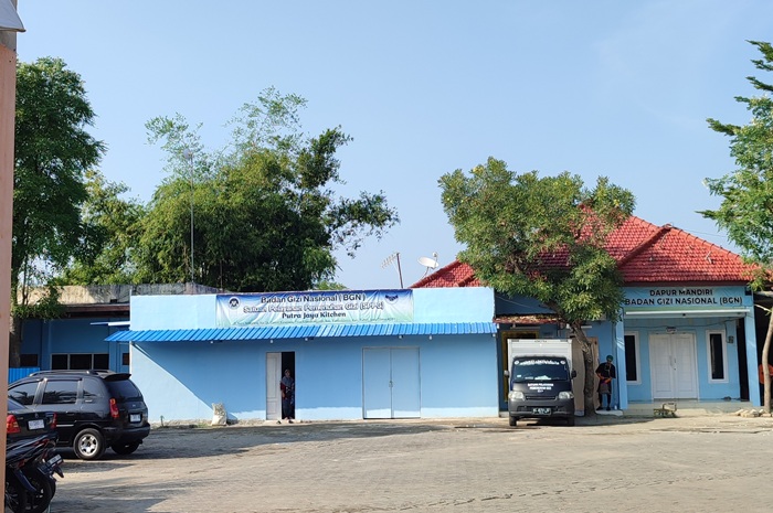 Setelah adanya insiden temuan belatung dalam kotak menu MBG, SPPG Putra Jaya Kitchen masih tampak masih beroperasi, tapi tertutup dari awak media.