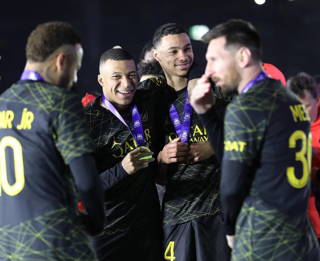 Ekitike saat masih berseragam PSG bersama Kylian Mbappe.