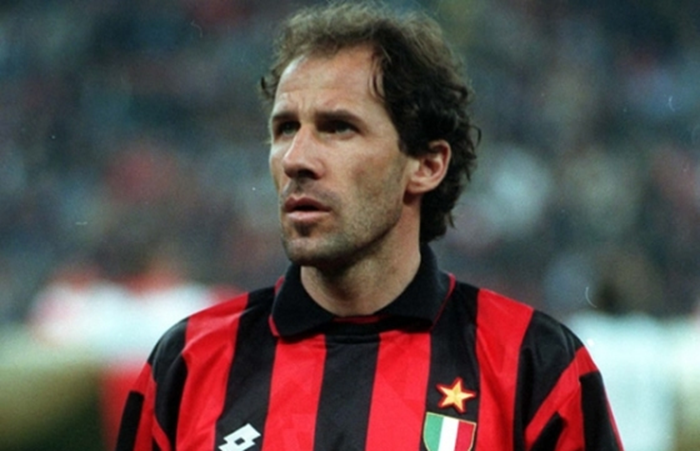 Cerita lengkap tentang Franco Baresi, dari kegagalan awal hingga kejayaan di Milan, serta bagaimana dia tetap setia saat klub terdegradasi, menjadi legenda sejati.