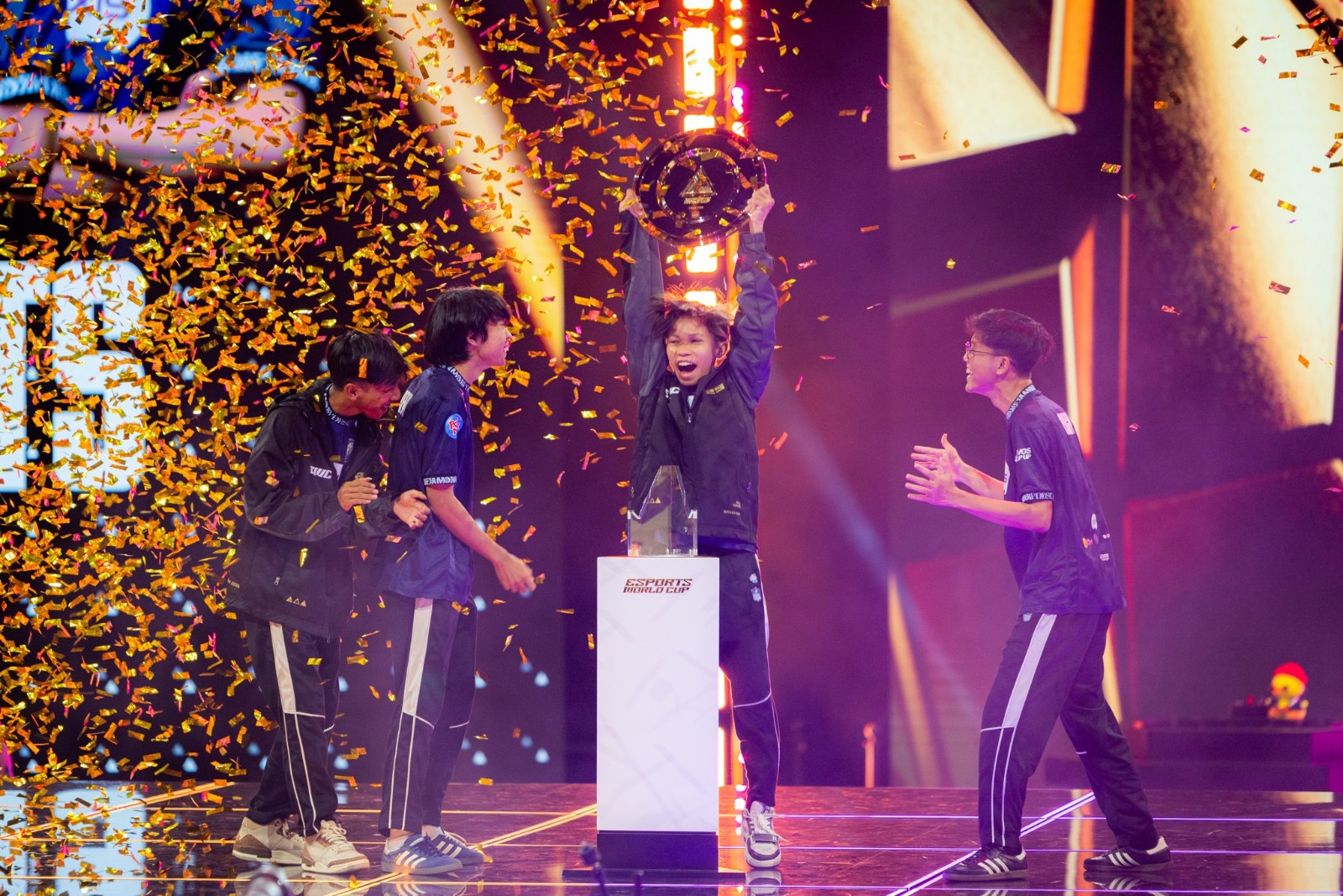 Evos Divine tampil agresif dan stabil sepanjang turnamen, mengukuhkan posisi sebagai juara Free Fire Esports World Cup 2025 dengan performa gemilang.