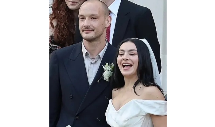 Pasangan musisi Charli XCX dan George Daniel menikah setelah menjalin hubungan sejak 2022.
