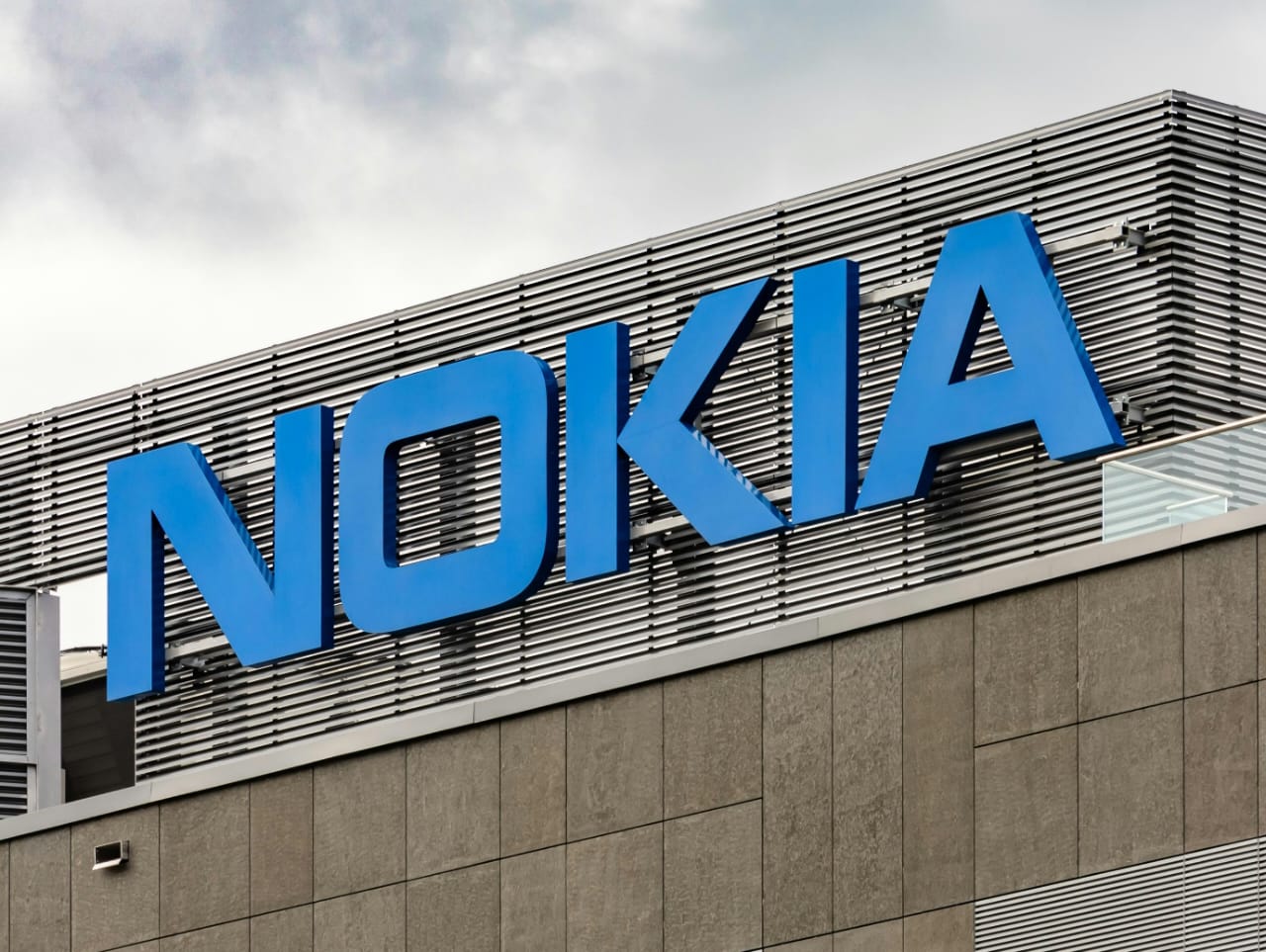 Nokia dikabarkan terbuka menjalin kerja sama demi membawa merek legendaris itu ke industri smartphone.