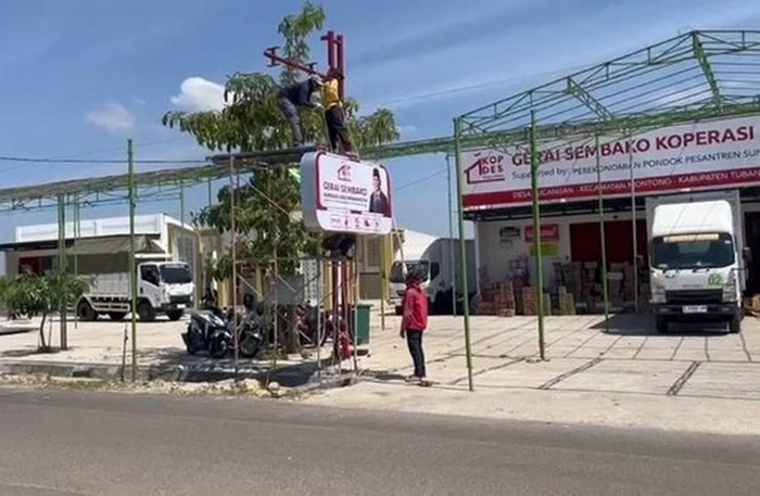 Tangkapan layar penarikan produk dukungan dari PT PPSD di Koperasi Desa Merah Putih Pucangan Tuban, termasuk papan nama yang ada foto Prabowo Subianto.
