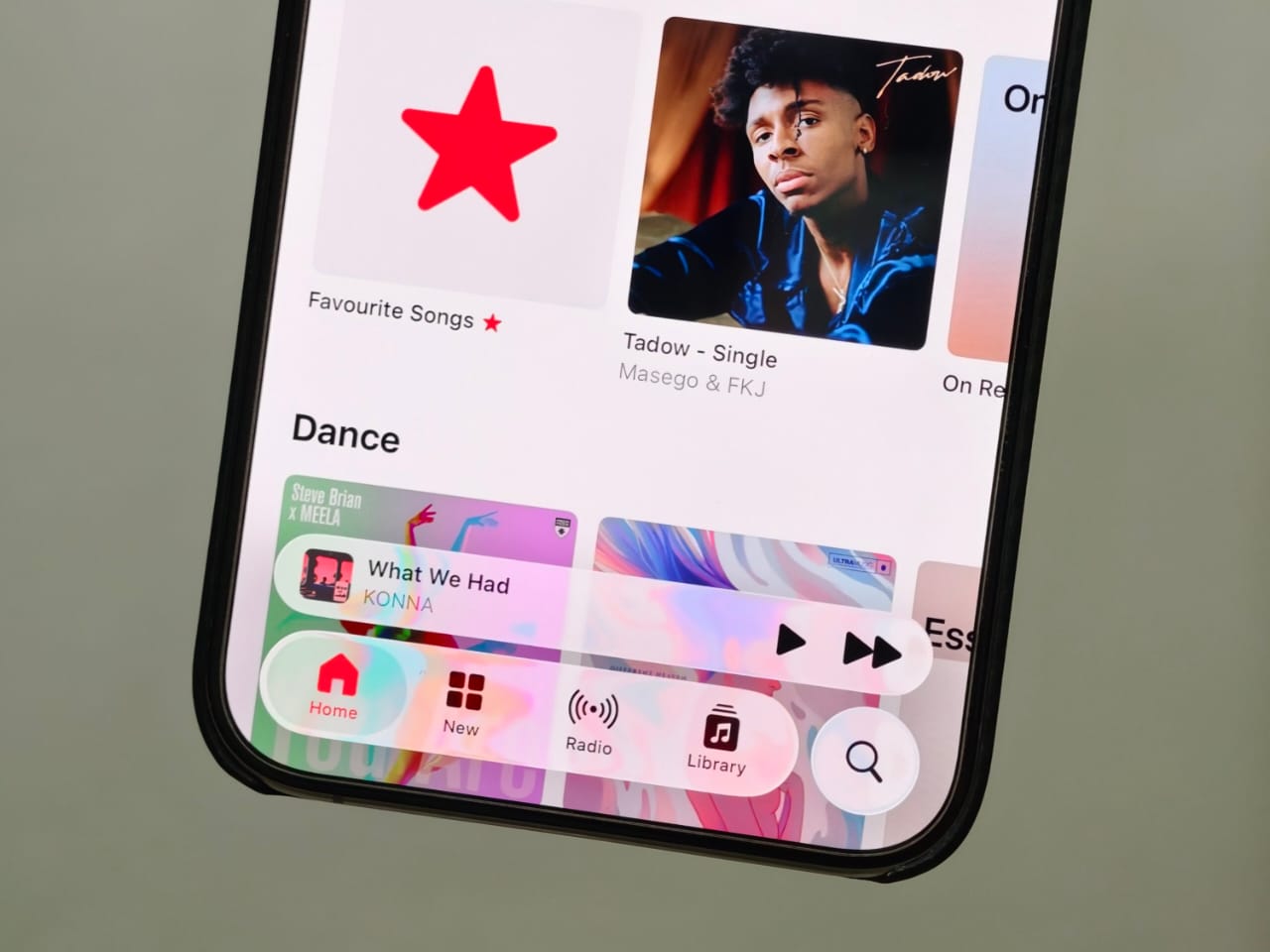 Ilustrasi tampilan Liquid Glass baru iOS 26 Beta 4