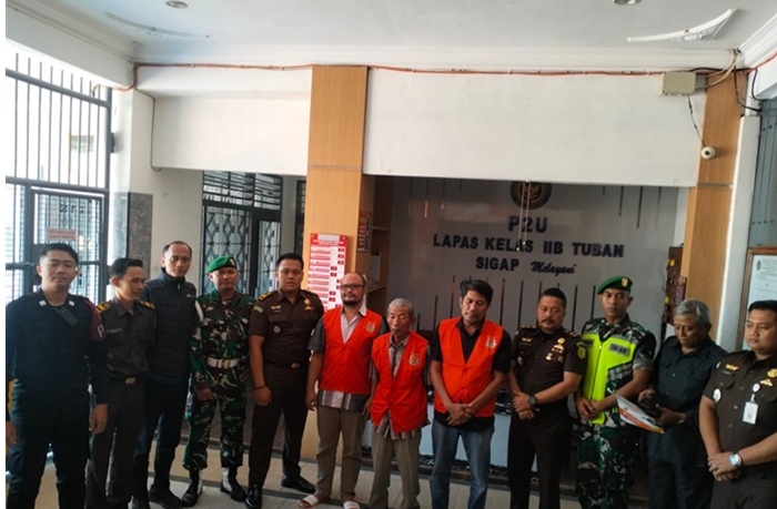 Kajari Tuban Imam Sutopo bersama jajaran jaksa Kejari Tuban ketika menggelar press release pengungkapan kasus dugaan korupsi proyek biopori, kemarin (22/7).