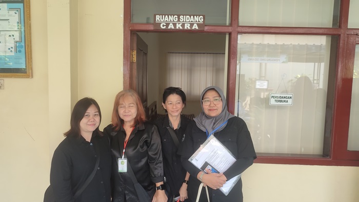 Tiga umat yang menggugat pengurus dan penilik terpilih TITD Kwan Sing Bio Tuban, Lianna Wati, Wiwit Endra Setijoweni, dan Nanik Grilyawati didampingi penasihat hukumnya Vevi Yulistian.