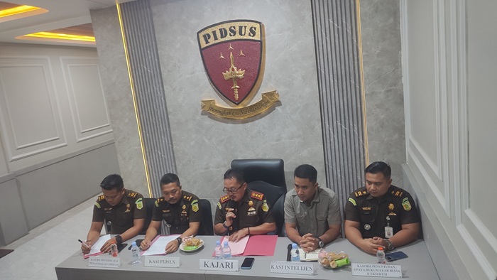Kajari Tuban Imam Sutopo bersama jajaran jaksa Kejari Tuban ketika menggelar press release pengungkapan kasus dugaan korupsi proyek biopori, Selasa (22/7).