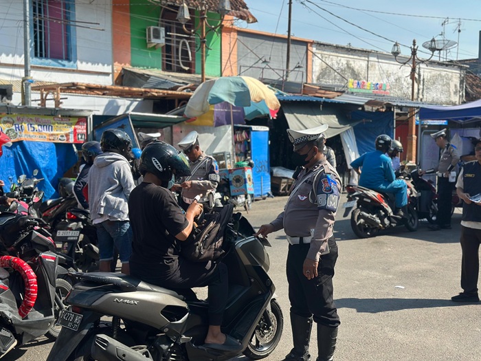 Petugas Satlantas Polres Tuban melakukan penindakan pelanggaran terhadap pengendara tak tertib lalu lintas di Jalan Panglima Sudirman Tuban, kemarin (23/7).