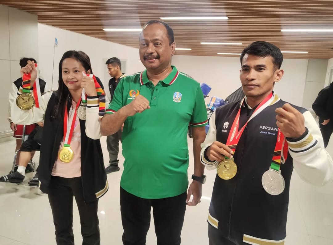 Ketua KONI Jatim, Muhammad Nabil, bersama para atlet berprestasi Jawa Timur.