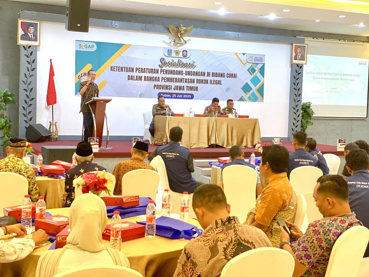 Peserta sosialisasi dari berbagai kalangan antusias mengikuti pemaparan ketentuan perundang-undangan di bidang cukai di Kayu Manis Resto, Tuban.