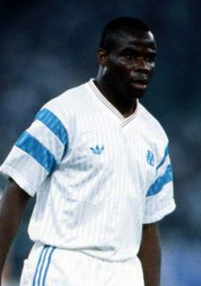Basile Boli tekel Marco van Basten di Final UCL 1993.
