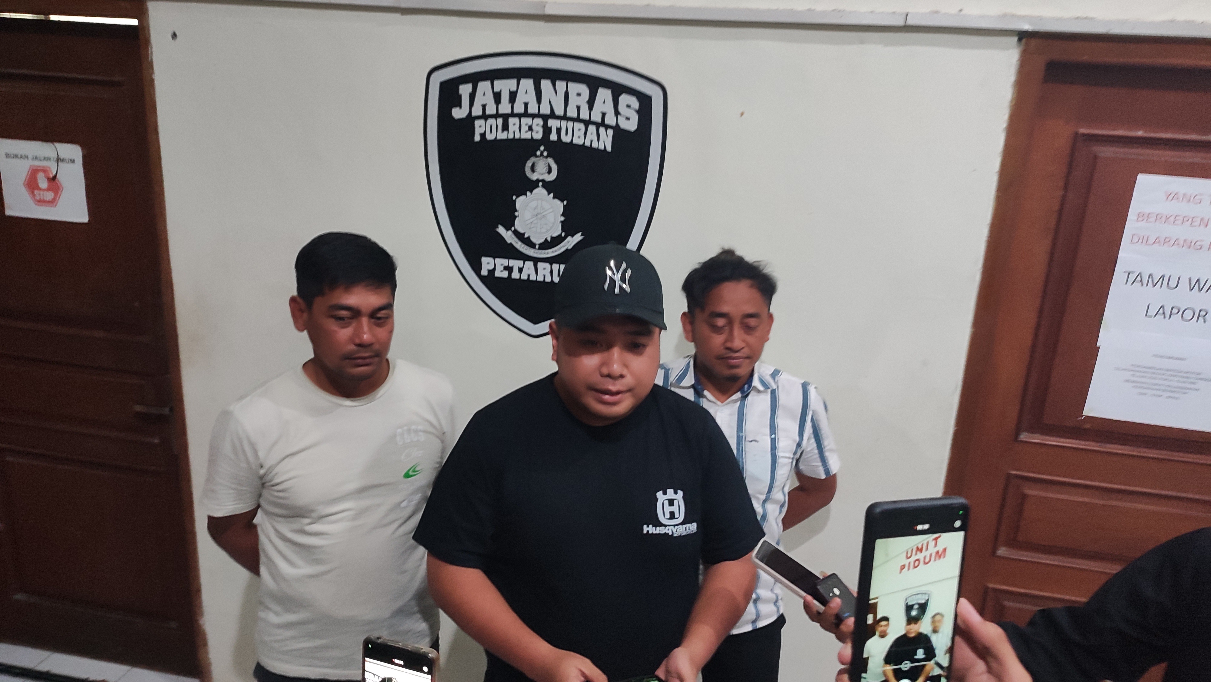 Kasat Reskrim Polres Tuban AKP Dimas Robin Alexander saat melakukan konferensi pers di hadapan awak media.
