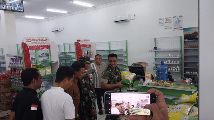 DIISI LAGI: Gerai sembako KDMP Pucangan, Kecamatan Montong kembali diisi barang-barang miliki PT PPSD, kemarin (25/7).