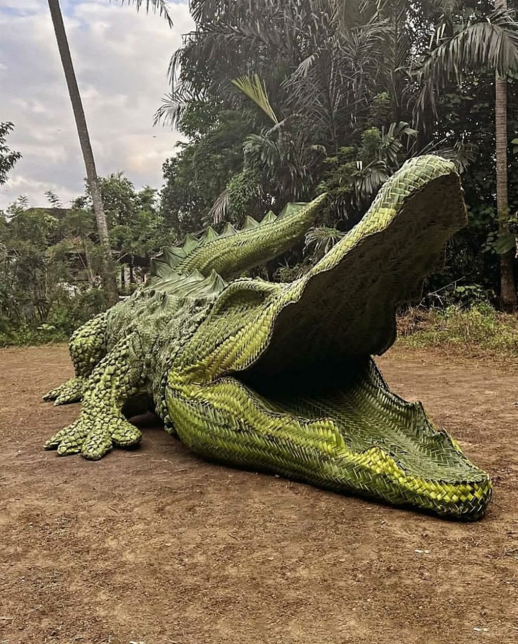 Lacoste tampil beda di The French Wave Bali dengan logo buaya raksasa dari anyaman daun.