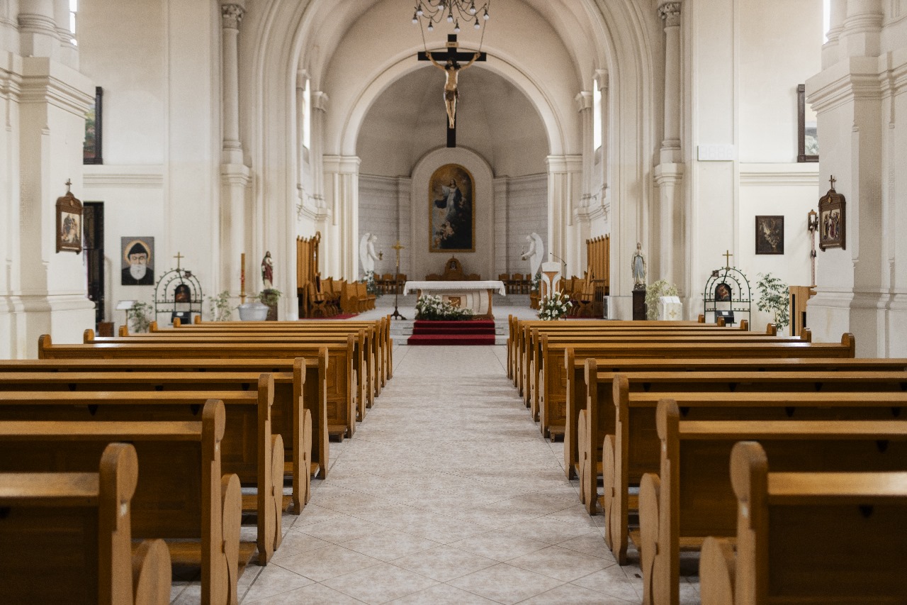 Ilustrasi ruangan gereja.