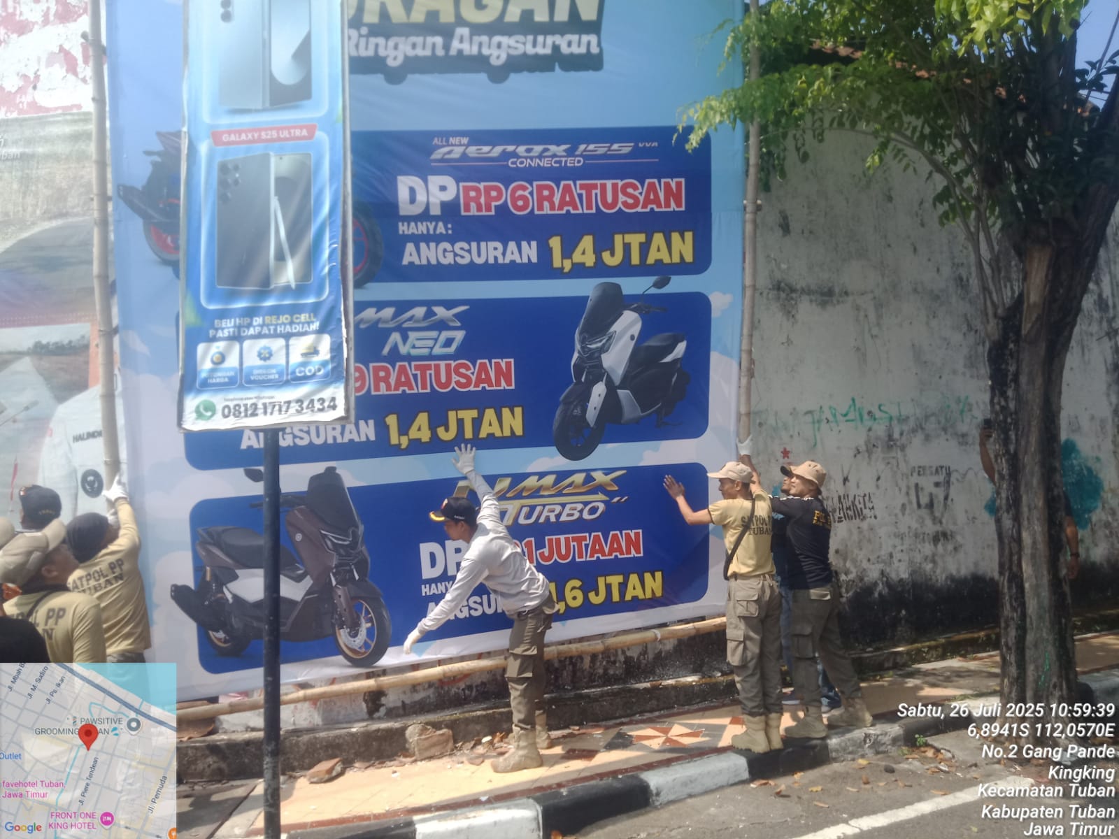 Petugas Satpol-PP dan Damkar Tuban lakukan penertiban terhadap pemilik papan reklame bandel tak bayar pajak, Sabtu (27/7).