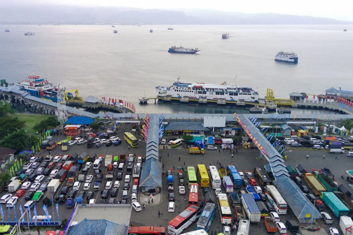 Ilustrasi lonjakan arus kendaraan logistik di lintasan penyeberangan Gilimanuk&ndash;Ketapang