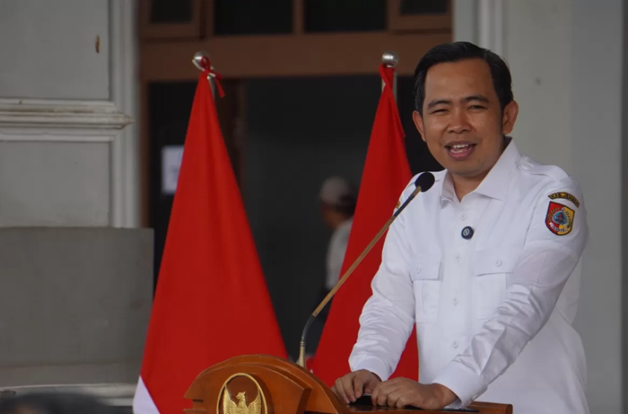 Jember nyaris lumpuh akibat kelangkaan BBM, Bupati Fawait ambil kebijakan darurat: sekolah daring, WFA, dan imbauan hindari panic buying.