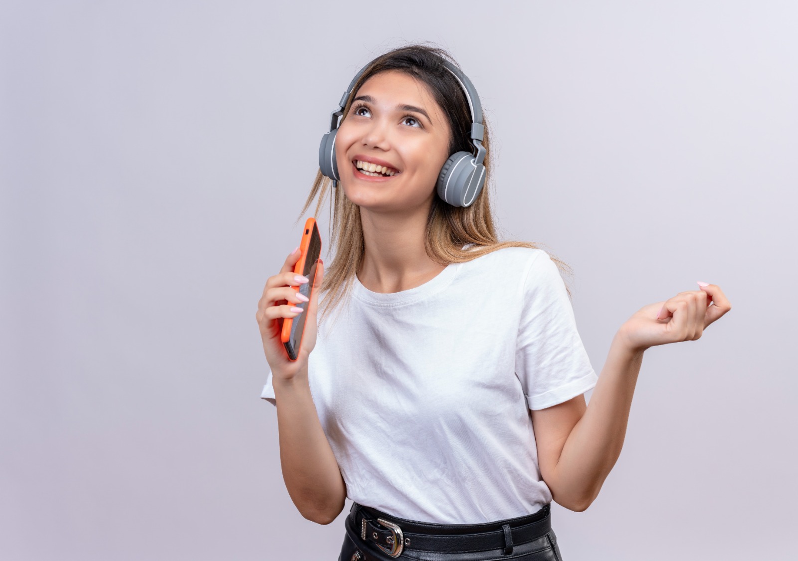 Ilustrasi wanita mendengarkan musik,