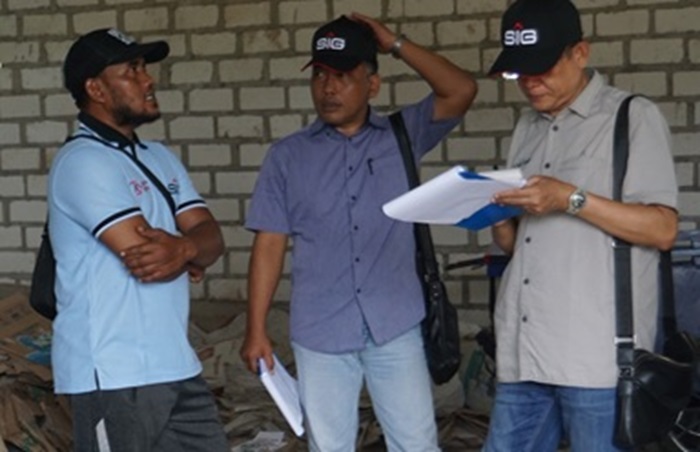 Bakrun (kiri) diwawancarai tim monev bersama stakeholder program CSR PT SI Pabrik Tuban, Selasa (29/7).