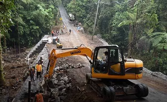 Tanjakan Neraka Jelun saat sedang dalam proses pelebaran.