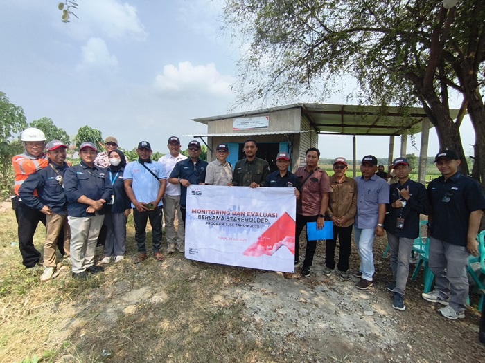 Tim monev bersama stakeholder program CSR PT SI Pabrik Tuban melihat kondisi pengolahan sampah di Desa Temaji, Kecamatan Jenu.